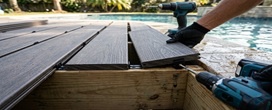 Adeus, deck de madeira natural: o deck de madeira pl�stica (WPC) vira tend�ncia em �reas externas em 2026, segundo arquitetos