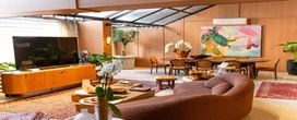 O calor da madeira brasileira ganha novos contornos na arquitetura de interiores