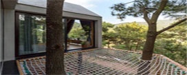 Casa na árvore minimalista abriga até 4 pessoas