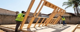 Construtores erguem casa com madeira de reflorestamento em quatro dias e reduzem o custo da obra, desafiando a constru��o civil tradicional