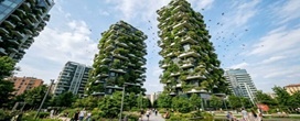Com 800 �rvores e 20 mil plantas suspensas, complexo de torres virou o maior jardim vertical da Terra