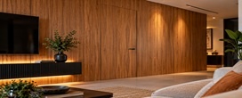 Adeus porta de madeira comum: nova tend�ncia faz porta e parede parecerem uma coisa s� com acabamento camuflado